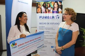 FUNIBER Costa Rica entrega el premio a la segunda clasificada del FUNICONCURSO "Opiniones FUNIBER" 