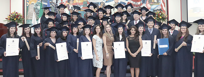 Entusiasmo de los alumnos hondureños becados por FUNIBER al recibir sus títulos universitarios