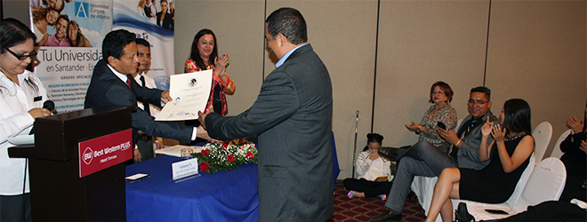Alumnos becados por FUNIBER celebran acto de entrega de títulos en El Salvador