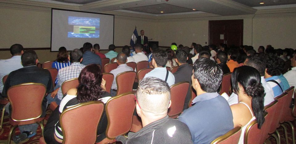 Más de 100 profesionales del deporte participaron en la conferencia de Antonio Bores en El Salvador