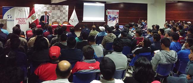 Éxito de convocatoria en la Conferencia sobre Educación Física de Antonio Bores en Perú