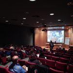 Profesores y estudiantes asisten a la conferencia de Santiago Tejedor en Argentina