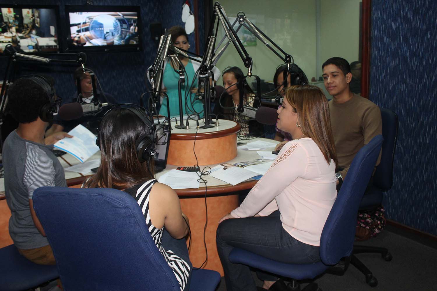 Massiel Castro presenta FUNIBER en el programa de radio Sintonía Joven de República Dominicana