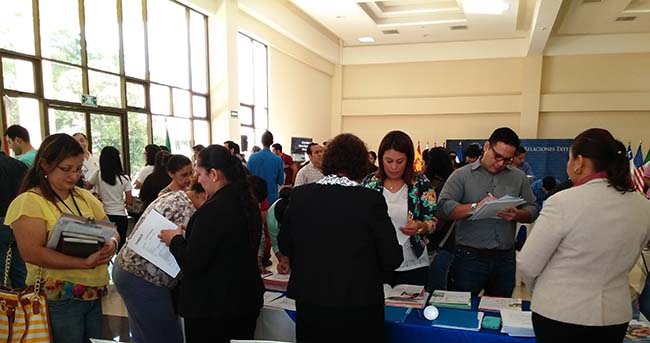 Programa de Becas de FUNIBER recibido con gran interés en la VI Expo Becas de Postgrados 2016 en El Salvador
