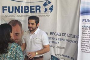 Programa de Becas de Formación de FUNIBER presentado en El Salvador en la Feria de COMEDICA
