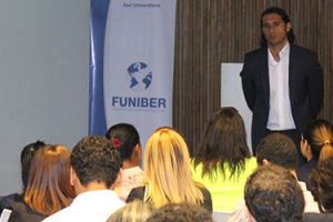 Gran éxito de convocatoria en la conferencia de Santiago Tejedor organizada por FUNIBER en Santo Domingo