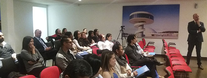 El Dr. Martín imparte conferencia sobre sobre psicología infantil en Bogotá