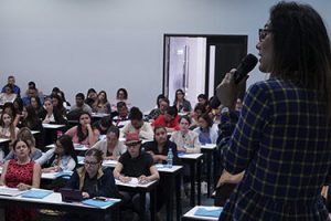 Éxito de asistencia a la conferencia sobre el maltrato infantil de la Dra. Parada