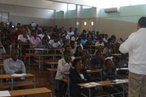 Profesor de UNINI México imparte conferencia en Mozambique