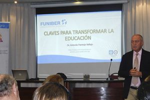 Excelente asistencia a la conferencia del Dr. Pantoja en Montevideo