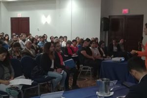 La conferencia de la Dra. Corrales en el Hotel Las Américas despierta gran expectación
