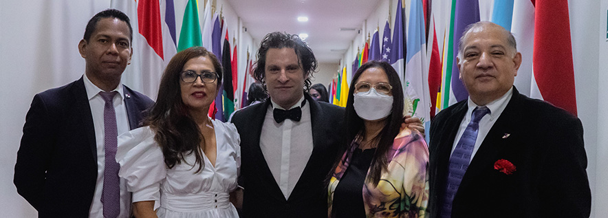 Diversas personalidades políticas asisten al concierto de José Luis Nieto en Panamá