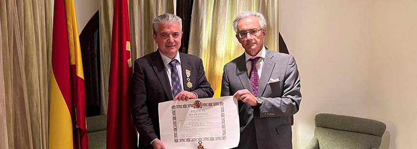 Santos Gracia Villar, presidente de FUNIBER, recibe la Orden de Isabel la Católica por parte del Reino de España