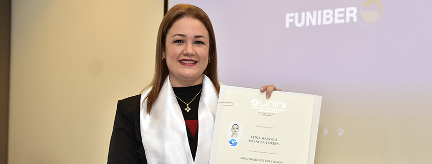 FUNIBER Paraguay entrega su título académico a estudiante de doctorado