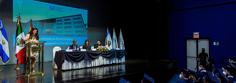 FUNIBER El Salvador celebra ceremonia de entrega de títulos a estudiantes becados