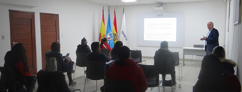 FUNIBER imparte conferencias sobre cómo realizar una tesis y talleres para profesores en Bolivia