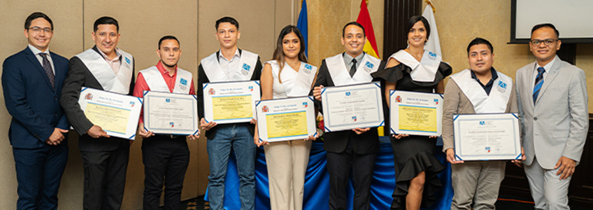 FUNIBER Nicaragua celebra el éxito de sus becados en una entrega de títulos universitarios