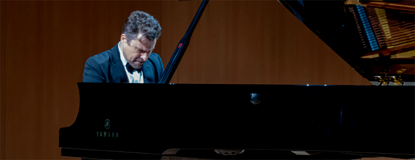 El pianista José Luis Nieto cautiva al público durante la celebración del X aniversario de UNEATLANTICO