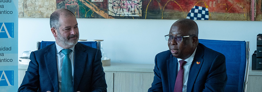 El rector de UNEATLANTICO, Dr. Rubén Calderon, junto al embajador de Angola en España, Dr. Alfredo Dombe.