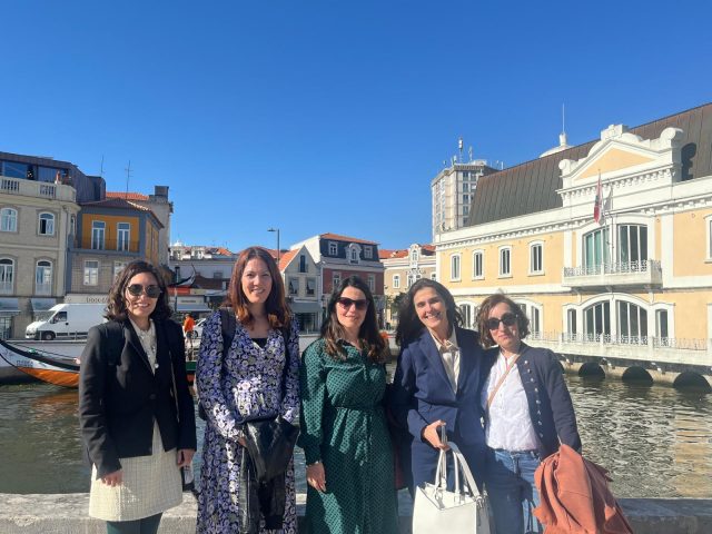 De izquierda a derecha, la profesora Covadonga Álvarez, la periodista Ana Raquel Martins y las profesoras Katty Ferreira, Nancy Gomes y Noemí Pérez.