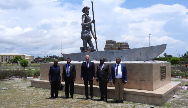 El Dr. Durántez y autoridades de la Academia Ecuatoguineana de la Lengua Española junto a la estatua del "Don Quijote Bantú" erigida en la ciudad de Bata.