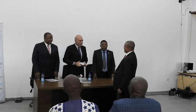 El Dr. Durántez saluda a D. Florentino Ncogo Ndong, senador y benefactor del Centro Internacional de Posgrados de Guinea Ecuatorial “Verónica Eyang”.
