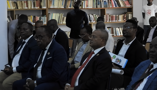 Imagen de algunas autoridades asistentes a la presentación realizada en el Centro Internacional de Posgrados de Guinea Ecuatorial “Verónica Eyang”. En el centro, el senador y benefactor de la entidad, D. Florentino Ncogo Ndong.