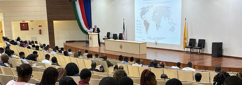 Vista del auditorio de la Universidad Afroamericana de África Central (AAUCA) durante la conferencia del Dr. F. Álvaro Durántez Prados.