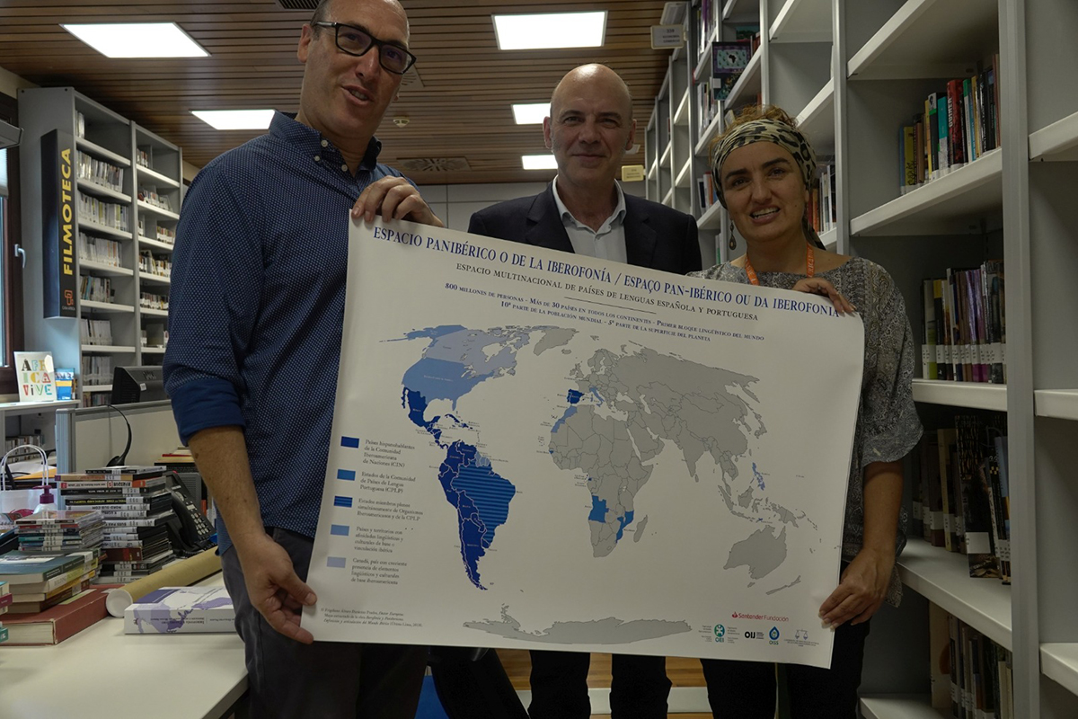 El Dr. Durántez hace entrega de la obra Iberofonía y Paniberismo y de un mapa a la biblioteca de Casa África.