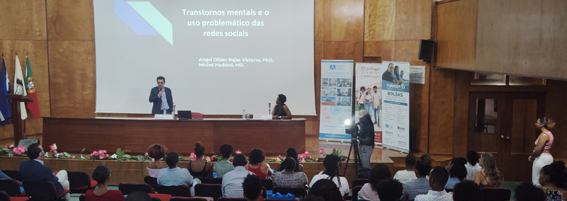 El Dr. Ángel Rojas imparte una conferencia sobre salud mental en Cabo Verde