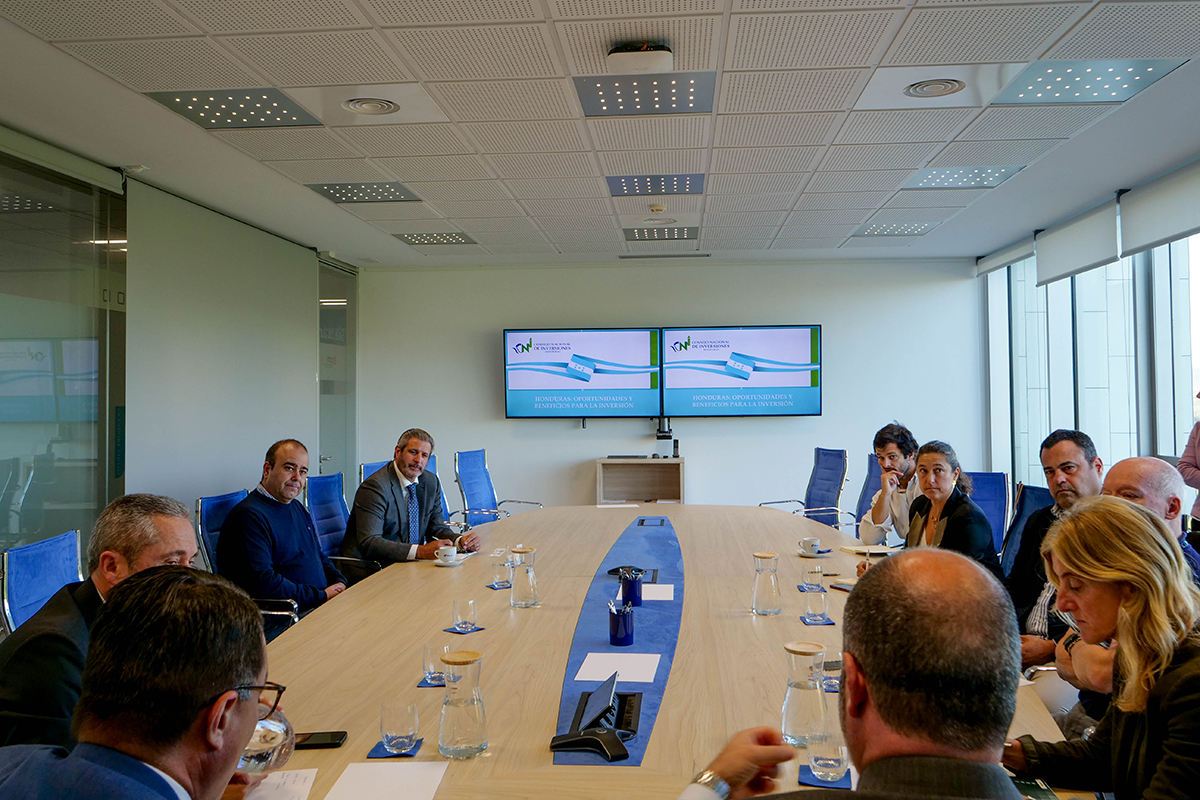 Visita de la Embajada de Honduras en España. Fotografía de la reunión de trabajo con el embajador y representantes de UNEATLANTICO.