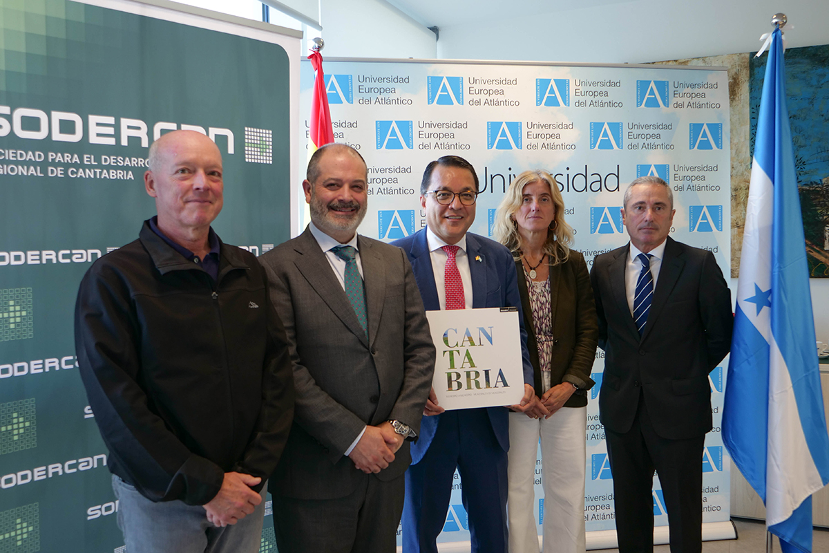 Visita de la Embajada de Honduras en España. Fotografía con el embajador y representantes de UNEATLANTICO.