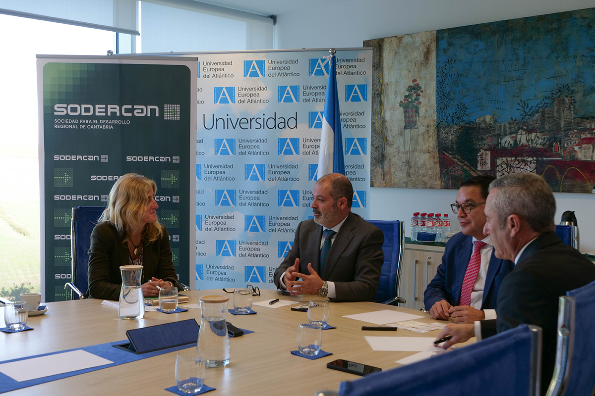 Visita de la Embajada de Honduras en España. Fotografía de la reunión de trabajo con el embajador y representantes de UNEATLANTICO.