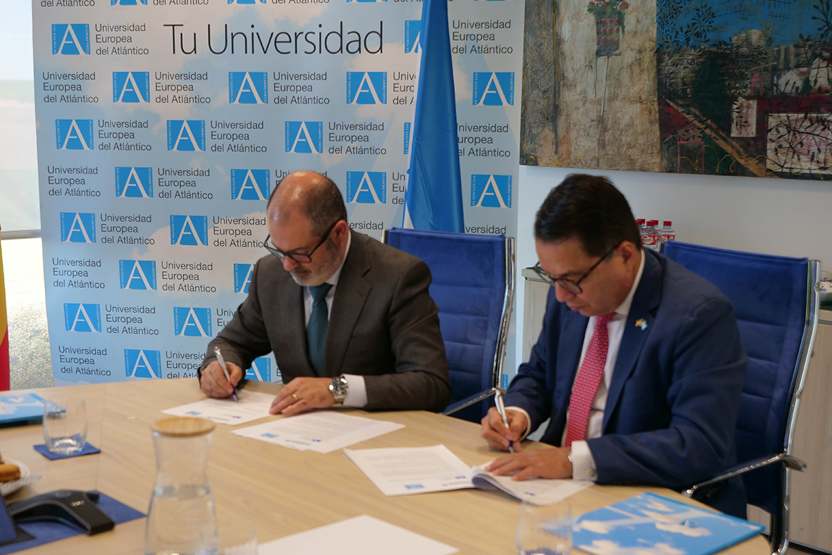 Firma de convenio entre UNEATLANTICO y la Embajada de Honduras en España.