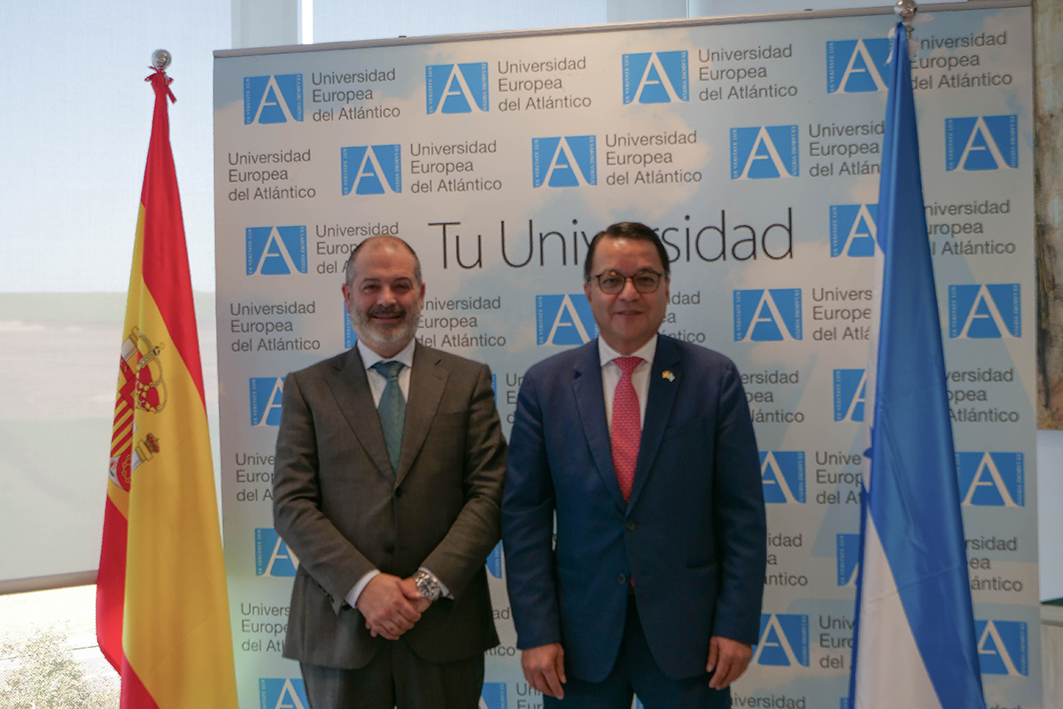 Fotografía del rector de UNEATLANTICO y el embajador de Honduras. 