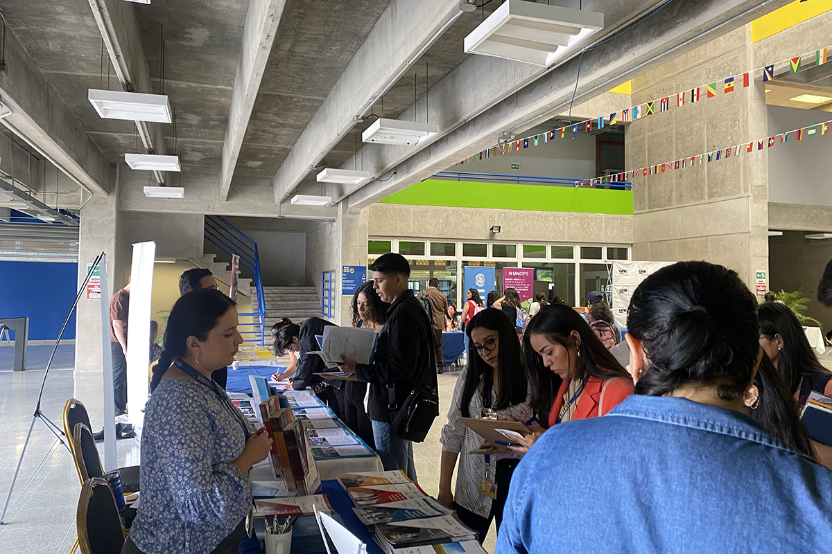 Stand de FUNIBER y UNEATLANTICO durante la Expo Becas UNAH 2024.