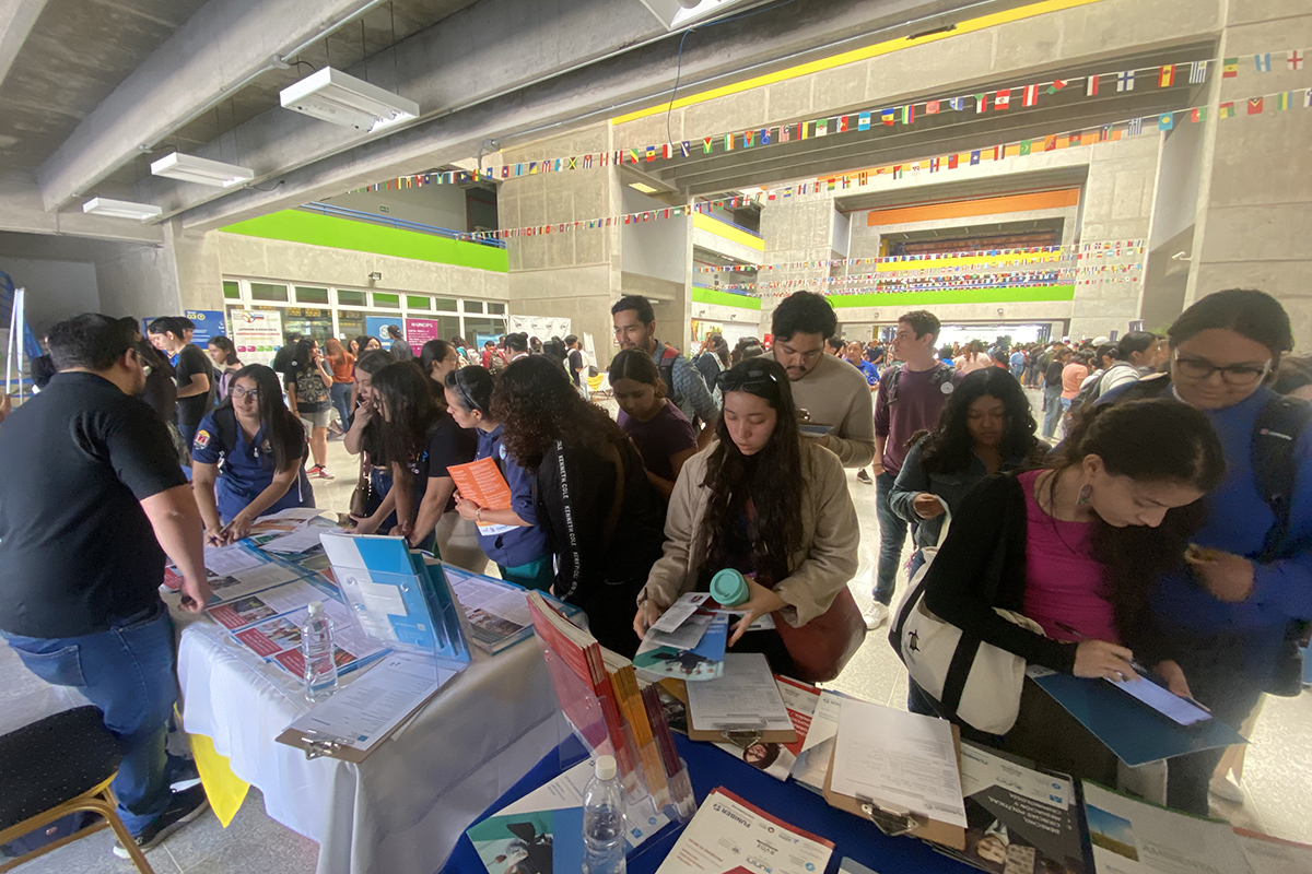 Stand de FUNIBER y UNEATLANTICO durante la Expo Becas UNAH 2024.