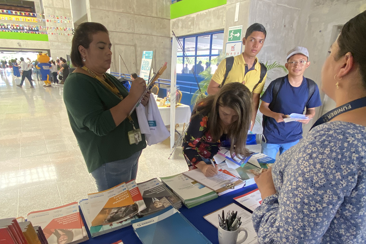 Stand de FUNIBER y UNEATLANTICO durante la Expo Becas UNAH 2024.