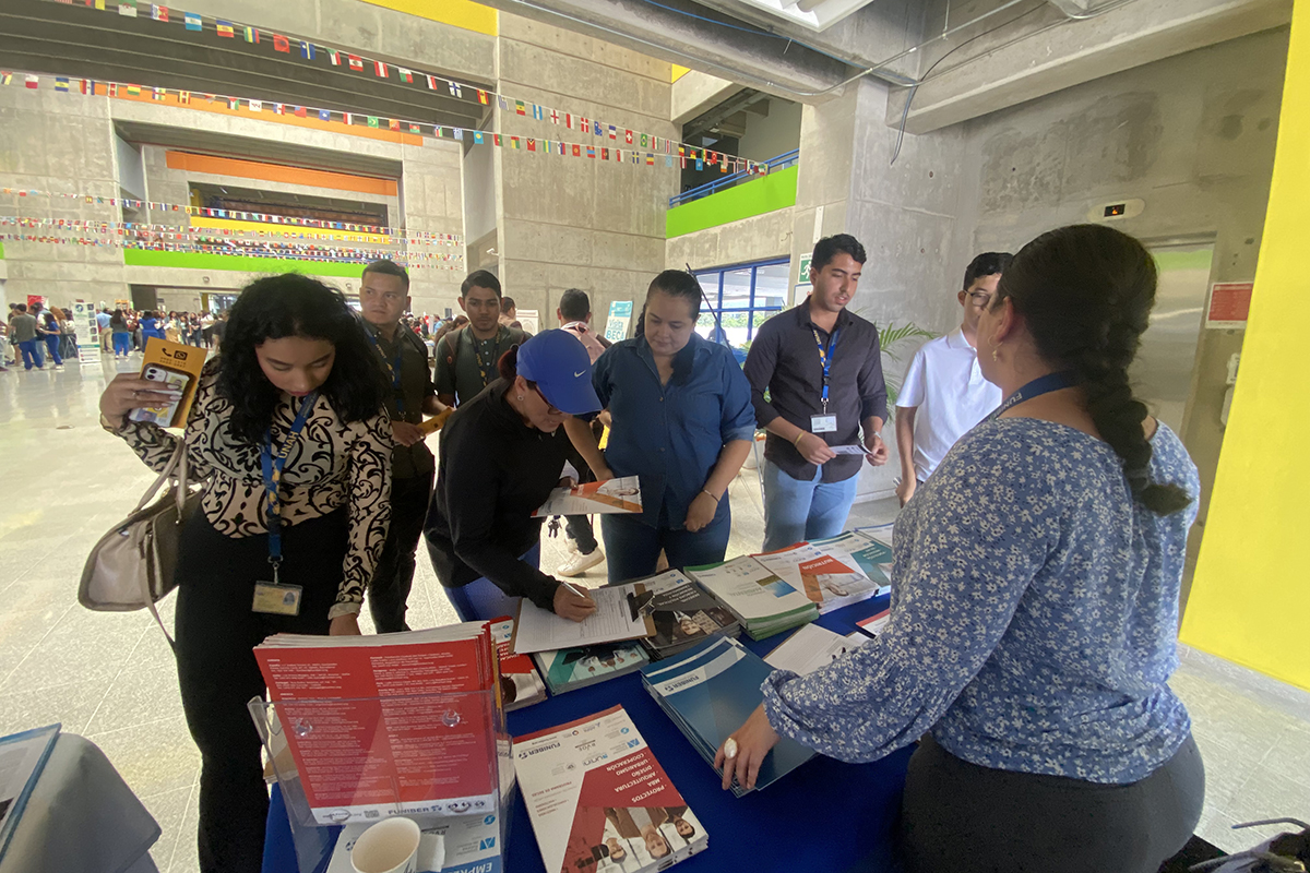 Stand de FUNIBER y UNEATLANTICO durante la Expo Becas UNAH 2024.