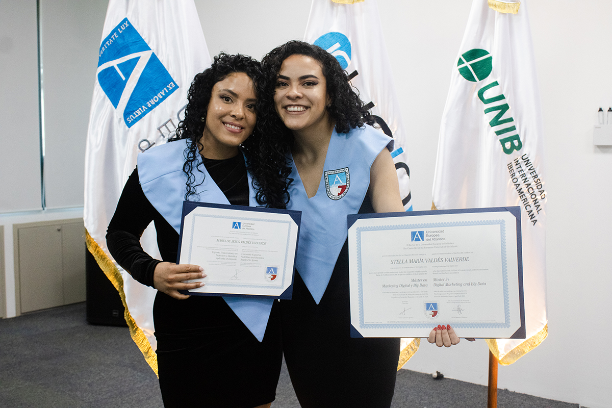 Hermanas durante la ceremonia de graduación.