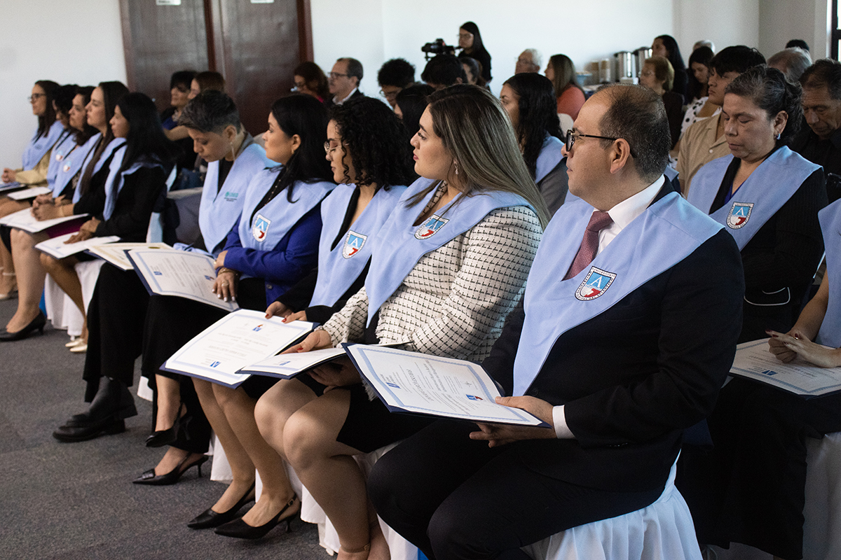 Ceremonia de graduación de estudiantes becados por FUNIBER.