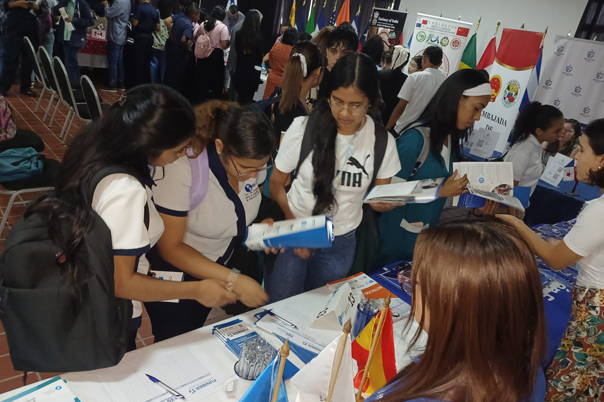 FUNIBER durante la feria de becas. 