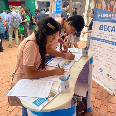 Estudiantes durante la Feria Integral de Gestión Educativa.