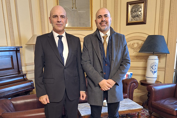 A la izquierda de la foto, el Dr. F. Álvaro Durántez Prados, acompañado por Pablo González Velasco, coordinador general del periódico El Trapezio. 