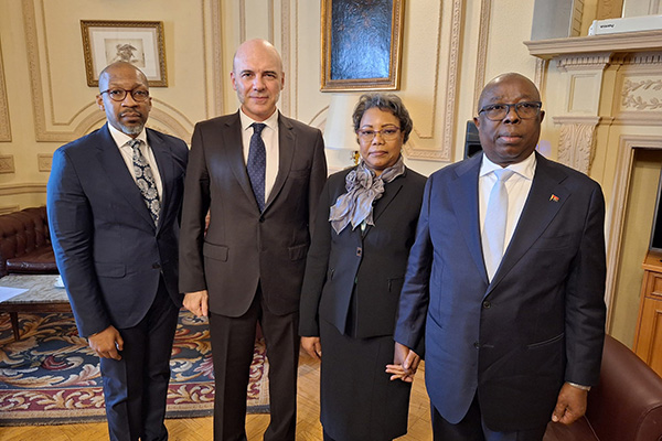 De derecha a izquierda, Alfredo Dombe junto a su esposa, Dña. Ana María Cardoso, Frigdiano Álvaro Durántez Prados y António Cristóvão, ministro consejero de la Embajada de Angola en Madrid.