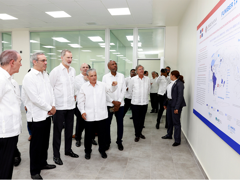 Al frente, Santos Gracia expone a ambos jefes de Estado el proyecto de UNIROMANA y la vocación iberófona de FUNIBER. De izquierda derecha: Franklin García Fermín, ministro del MESCyT; Luis Abinader, Presidente de República Dominicana; Felipe VI, Rey de España; Frigdiano Álvaro Durántez Prados, director de Relaciones Institucionales de FUNIBER; y Eduardo Kery, alcalde de La Romana.|
