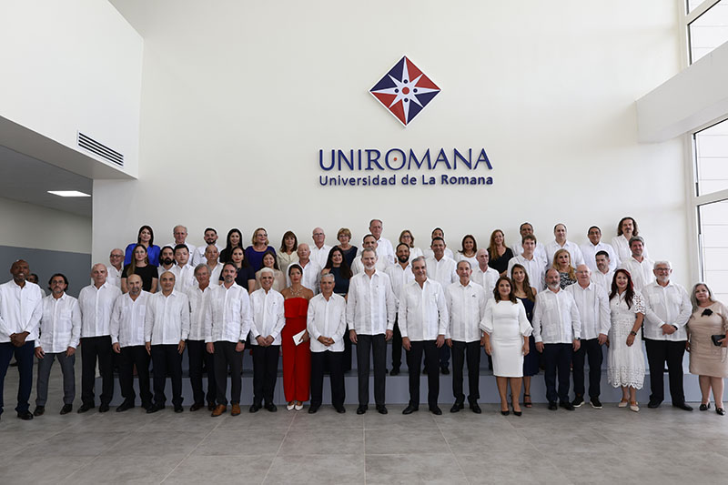 Al centro, el Rey de España y el Presidente de República Dominicana, junto a la delegación de directores y académicos de FUNIBER.