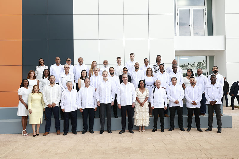 Los jefes de Estado junto al equipo de construcción de UNIROMANA.