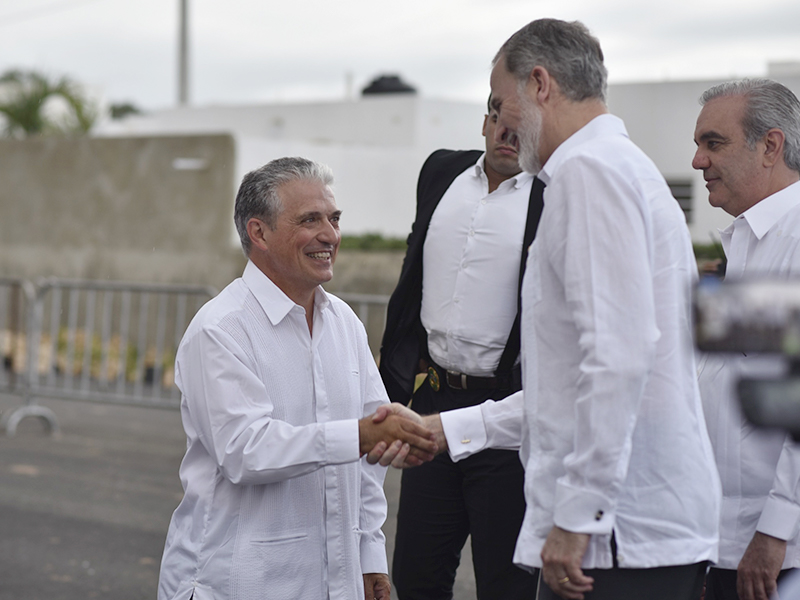 El Presidente de FUNIBER, Dr. Santos Gracia, recibe al Rey de España, Felipe VI, y al Presidente de República Dominicana, Luis Abinader.
