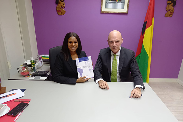 La Dra. Fatumata Jau, secretaria de Estado para la Cooperación de Guinea-Bisáu, y el Dr. F. Álvaro Durántez Prados, director de Relaciones Institucionales de FUNIBER, durante la firma de la Declaración de Intenciones en la Embajada de Guinea-Bisáu en Madrid, en abril de 2025.